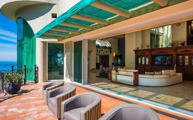 Penthouse With Amazing Views, and Luxury Throughout