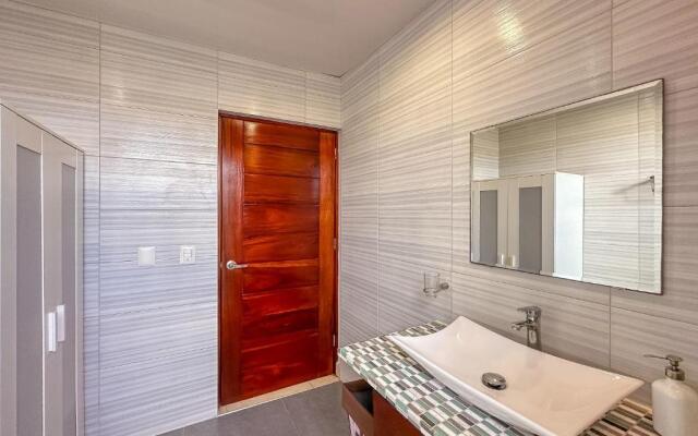 Incredible 3 BR Penthouse w BBQ Jacuzzi