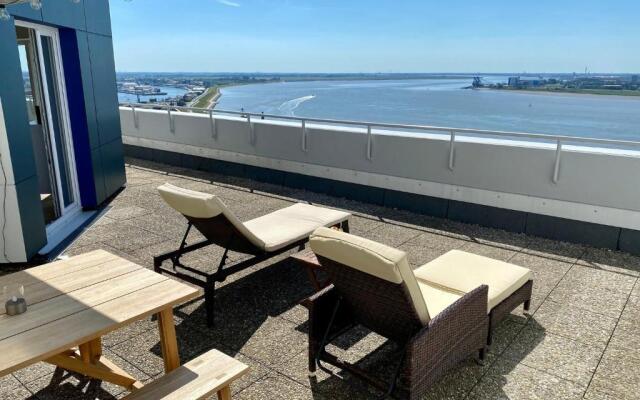 COAST HOUSE Sky Suite