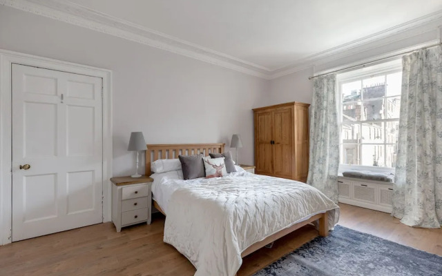 JOIVY Glamorous 3-Bed Flat Near City Centre