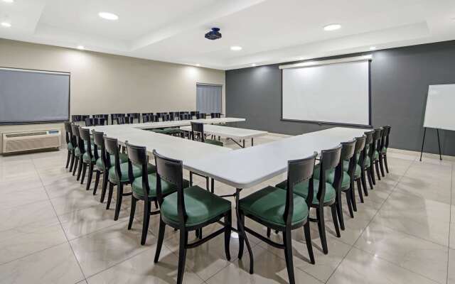 La Quinta Inn & Suites by Wyndham Mercedes Outlet Mall