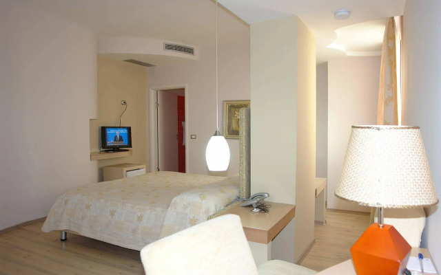 Theranda Hotel
