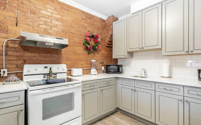 Upscale 2BR Apt With King Bed and Netflix