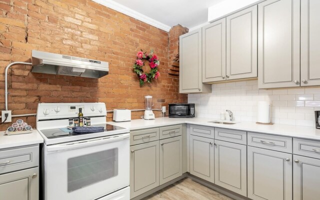 Upscale 2BR Apt w King Bed and Netflix