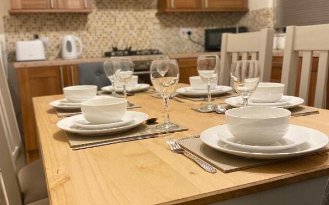 Cheerful home near City Centre,Station& RaceCourse