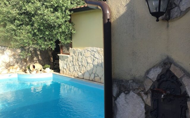 Lavish Holiday Home in Napoli With Swimming Pool