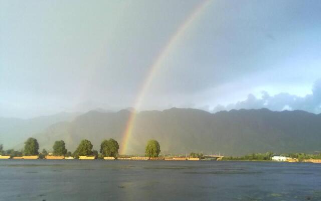 New Lucky Kashmir Houseboats