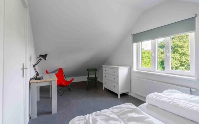 Spacious 6-person Holiday Home Near De Koog