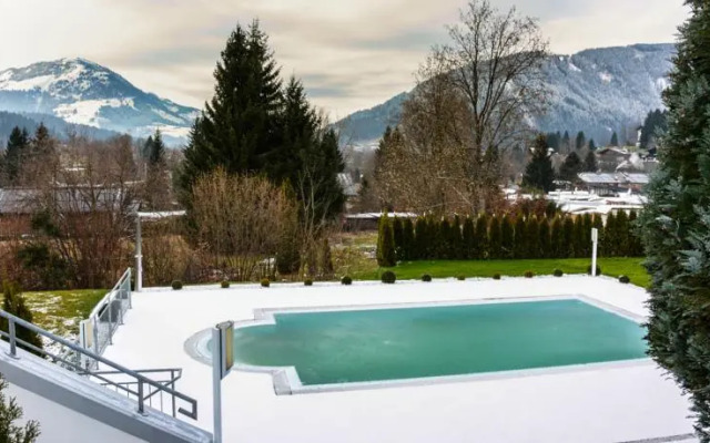 Jacks Lake & Mountain (JLM) Hostel