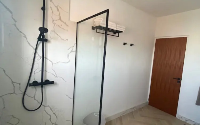 Palm Beach Vacaysuites - Coconut Suite - Top Floor