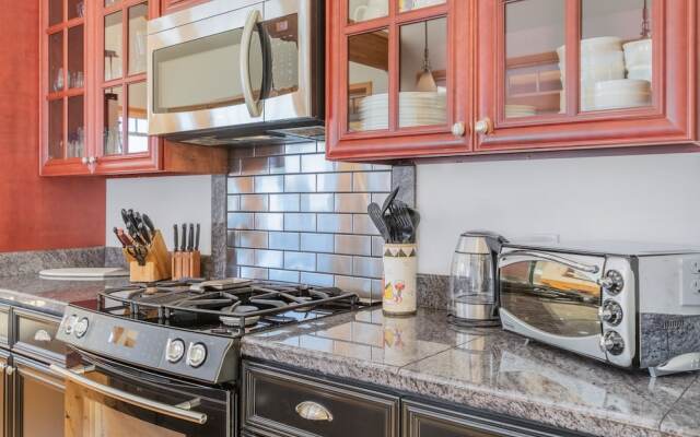 Lazy Bear Lodge 3 Bedroom Home by NW Comfy Cabins by RedAwning