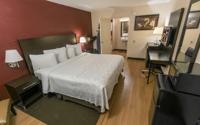 Red Roof Inn PLUS+ Chicago - Willowbrook - Image 7
