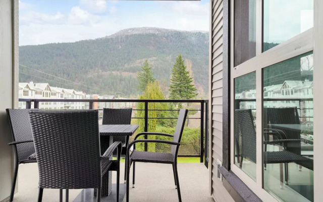 Rooftop Paradise Luxe 2BR  Lake Views