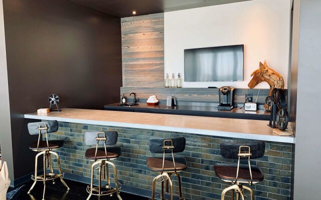 The George, by Valencia Hotel Collection