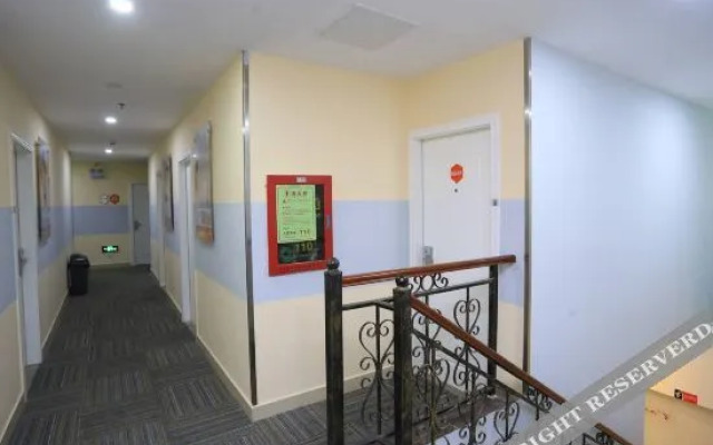 yinglun Hostel (Shenzhen North Railway Station)