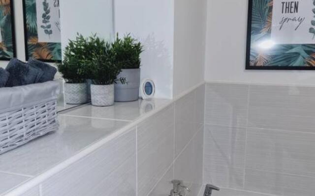 Stylish 2 bedroom Apartment / FREE Gated Parking