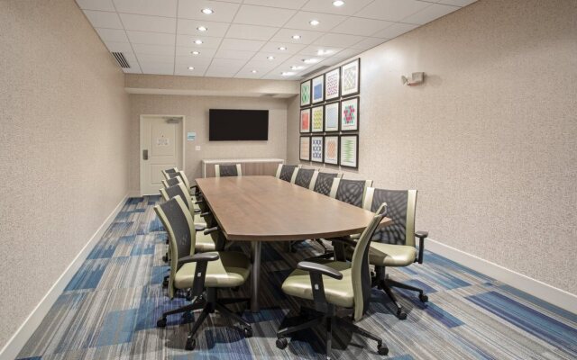 Holiday Inn Express & Suites Great Bend by IHG