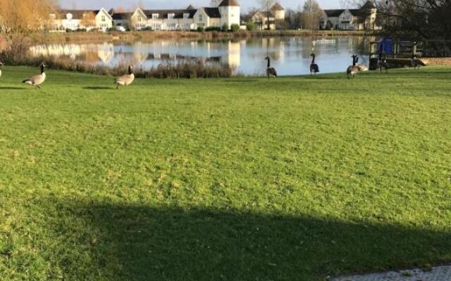 Luxury 3 Bed Home by the Lake