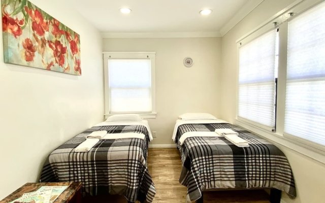 10 Min To The Beach! Perfect For A Family Or Friend Group. Self Check-in & Recently Renovated 2 Bedroom Apts by RedAwning