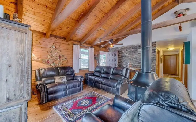 Lincoln Log Cabin - Three Bedroom Cabin with Hot Tub