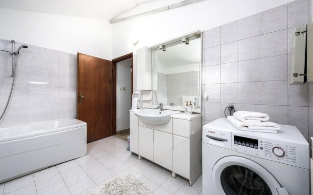 Stunning Home in Liznjan With Wifi and 3 Bedrooms