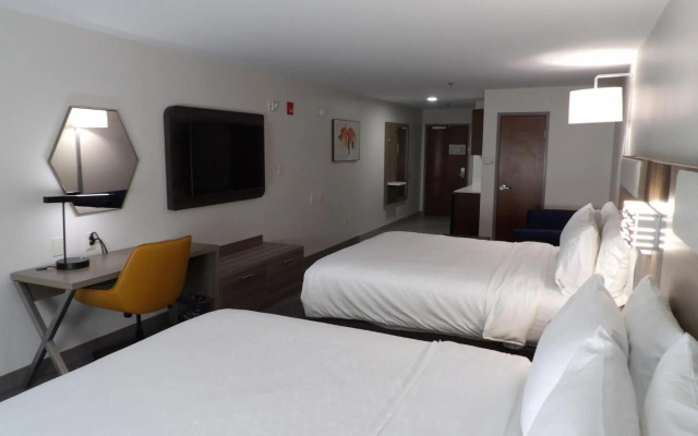 Holiday Inn Express & Suites Huntsville Airport by IHG