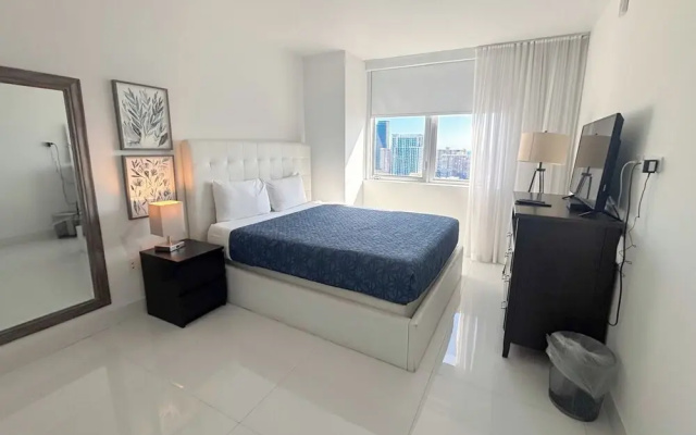 Luxury 3-BR Apartment with Stunning City