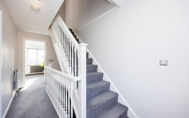 Large 4 Bed Townhouse in Uxbridge Sleeps 9
