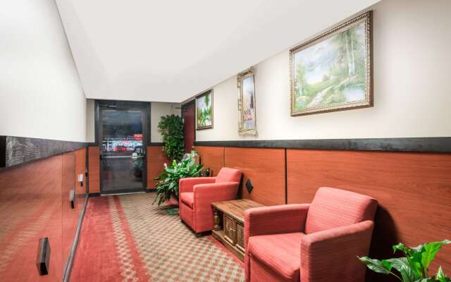 Super 8 By Wyndham Gardner