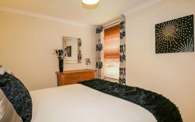 7 Riverside Gardens