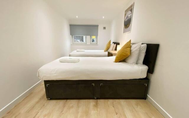 Large Modern 3 Bedroom Apartment - Free Parking