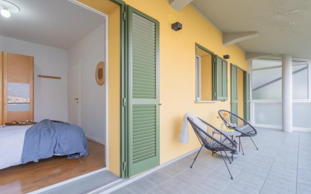 On the Lake - Private Garden Parking