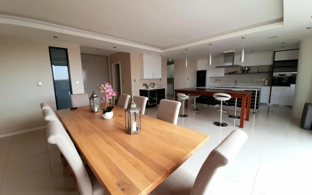 1804 Franklin 3-Bed Penthouse with Rooftop Jacuzzi