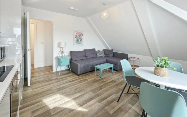 EasyStays - Modern Apartments in Windsor with Parking