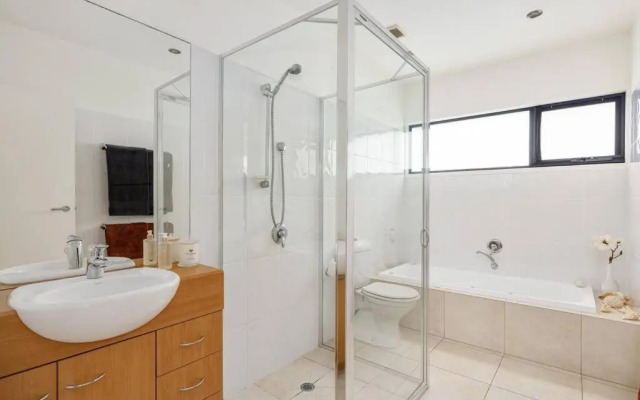 Sea Haven: coastal views, family retreat