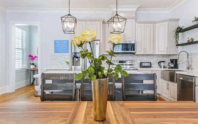 Spacious 4BR Condo with Pool