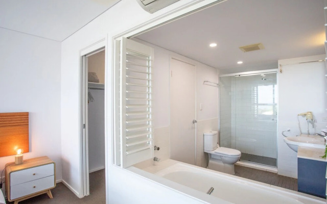 Stunning Sea Views Azura 7 Airlie & Wifi