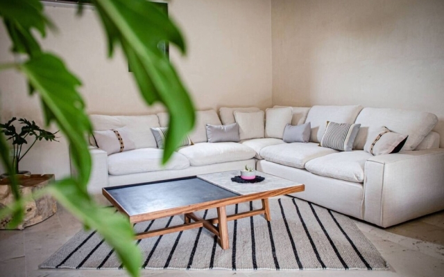 Modern 2 Bedrooms Apartment Steps From The Beach