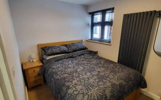 Town Centre Modern 1 Bed Self-contained Apartment