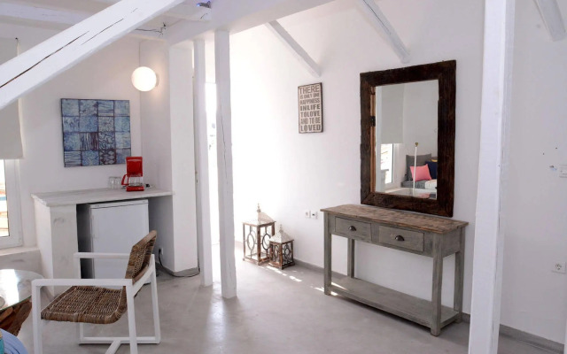 Kouros Home Hotel