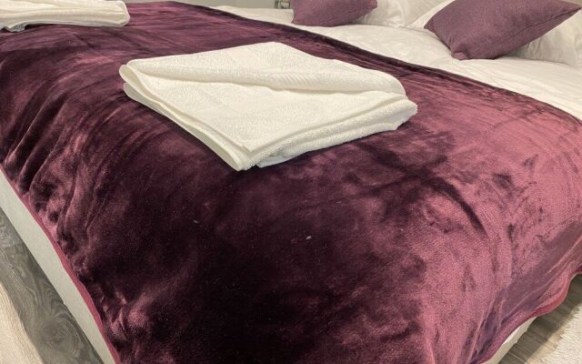 Edward Place Luxury Hot Tub Apartments