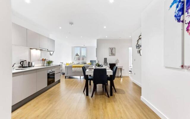 Stylish 2 Bed/2 Bath, Parking - Bracknell Centre