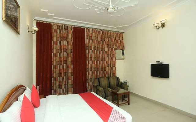 OYO 18273 Hotel Basera