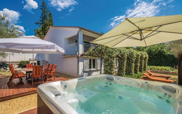 Beautiful Home in Krk With Jacuzzi, Wifi and 3 Bedrooms