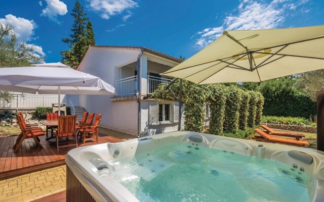Beautiful Home in Krk With Jacuzzi, Wifi and 3 Bedrooms