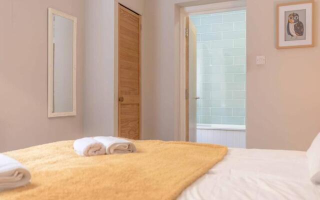 Stylish Apartment 5 Min Walk To Castle & Parking!