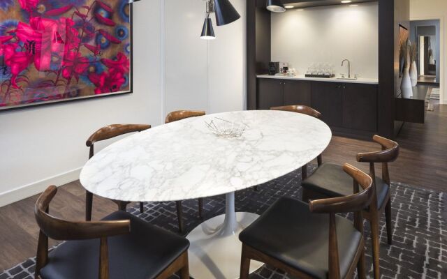 Le Méridien Columbus, The Joseph