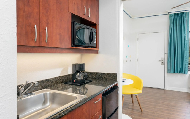 Beachside Hotel & Suites