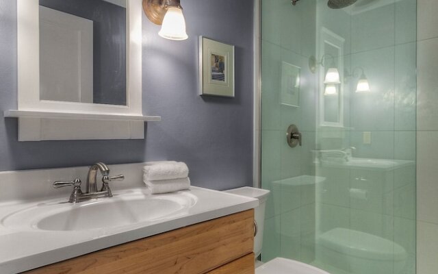 Lovely Laurelhurst - Music Room & Sunny Yard 3 Bedroom Home