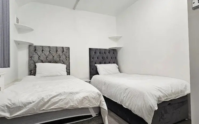 Spacious & Modern 2-bed House in Dagenham
